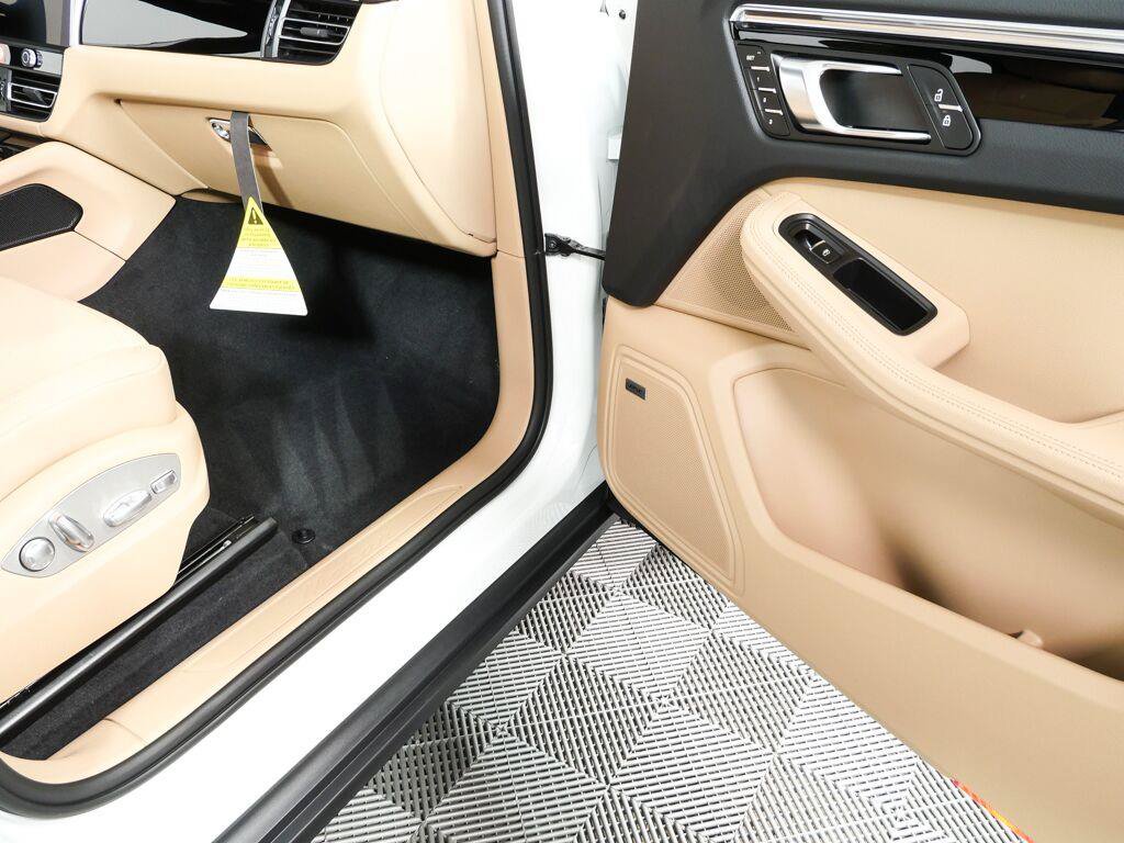 Certified 2026 Porsche Macan AWD/4WD image 24