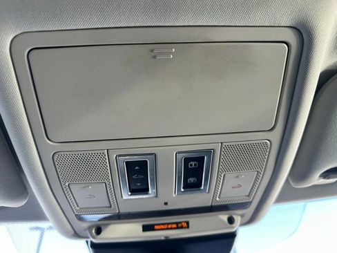 Used 2019 Jaguar XE Premium image 23