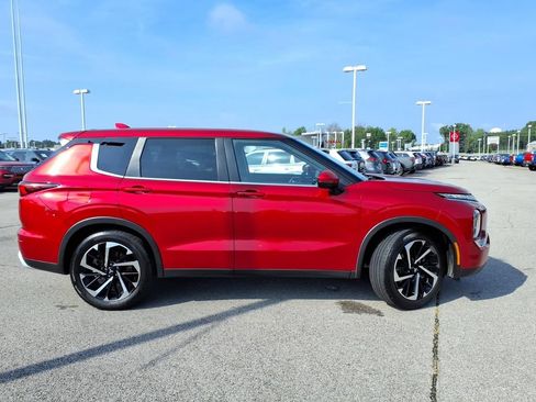 Used 2022 Mitsubishi Outlander SE FWD image 2