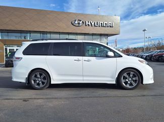 Used 2017 Toyota Sienna SE Premium video 2