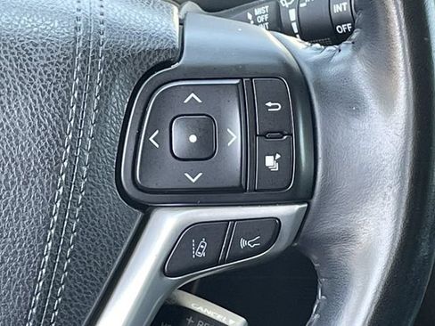 Used 2018 Toyota Highlander XLE FWD image 14