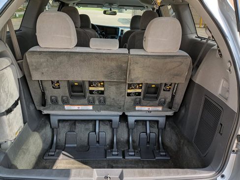 Used 2017 Toyota Sienna LE image 5