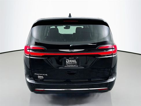 Used 2023 Chrysler Pacifica Touring-L image 6