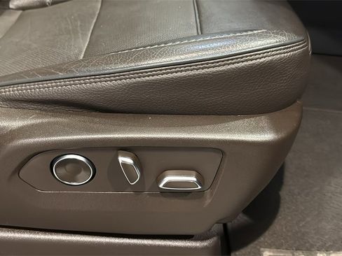 Used 2021 GMC Yukon Denali w/ Denali Premium Package image 13