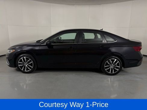 Used 2025 Volkswagen Jetta SE FWD image 6
