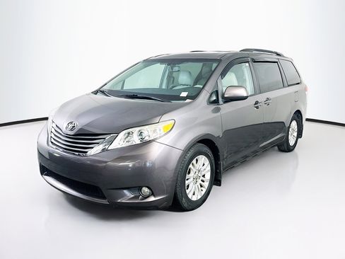 Used 2013 Toyota Sienna XLE FWD image 3