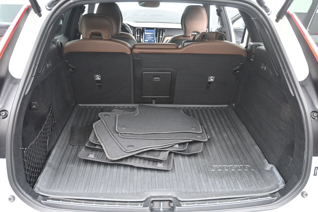 Certified 2022 Volvo XC60 B5 Momentum w/ Advanced Package FWD image 18