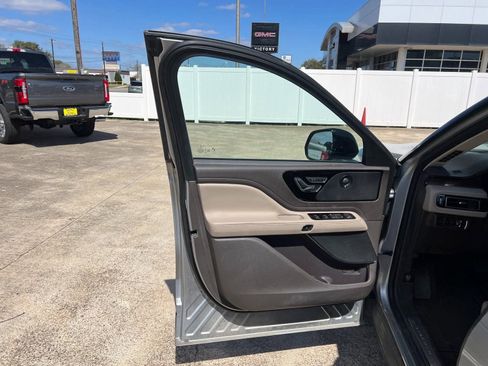 Used 2022 Lincoln Aviator Reserve w/ Equipment Group 201A AWD/4WD image 17