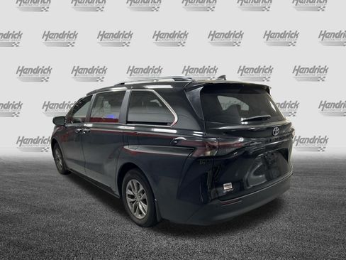 Used 2025 Toyota Sienna XLE FWD image 9