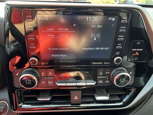Used 2021 Toyota Highlander XLE AWD/4WD image 24