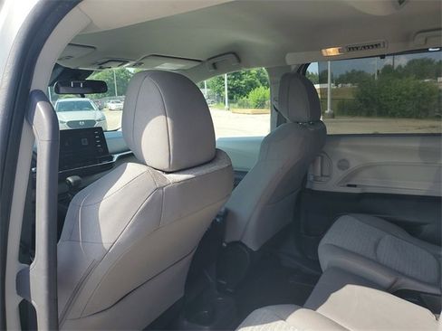 Used 2022 Toyota Sienna LE image 11