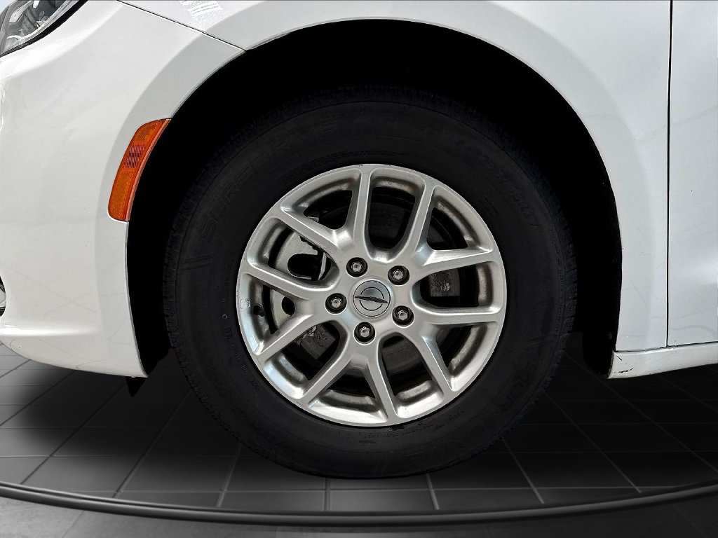 Used 2024 Chrysler Pacifica Touring-L FWD image 35