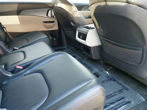 Certified 2024 Kia Carnival LX image 11