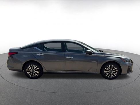 Used 2025 Nissan Altima 2.5 SV FWD image 16