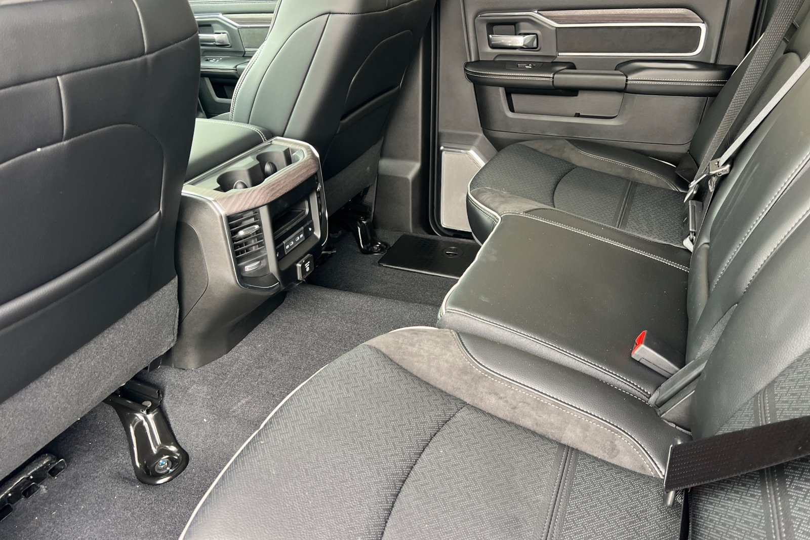 New 2026 RAM 3500 Laramie AWD/4WD image 15