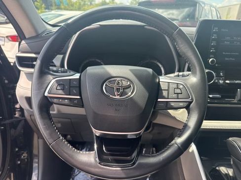 Used 2021 Toyota Highlander XLE AWD/4WD image 16