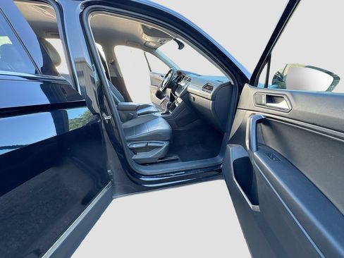 Used 2021 Volkswagen Tiguan SE FWD image 29