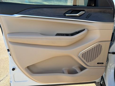 Used 2022 Jeep Grand Cherokee Limited image 12