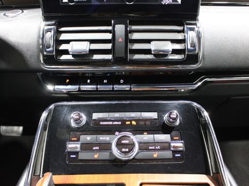 Used 2018 Lincoln Navigator Premiere AWD/4WD image 16