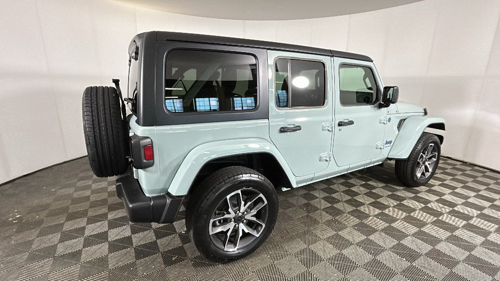 Used 2024 Jeep Wrangler Unlimited w/ Convenience Group AWD/4WD image 3