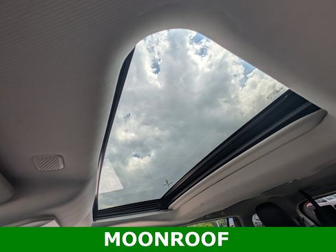 Used 2021 Toyota Highlander XLE image 3