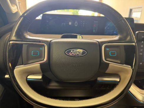 Used 2025 Ford Expedition Platinum w/ Driver's Package AWD/4WD image 15