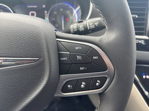 Used 2024 Chrysler Pacifica Touring-L FWD image 31
