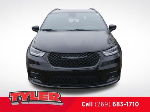 Used 2025 Chrysler Pacifica Limited FWD image 2