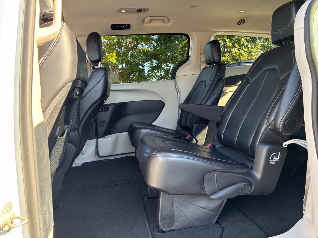 Used 2024 Chrysler Pacifica Touring-L FWD image 12