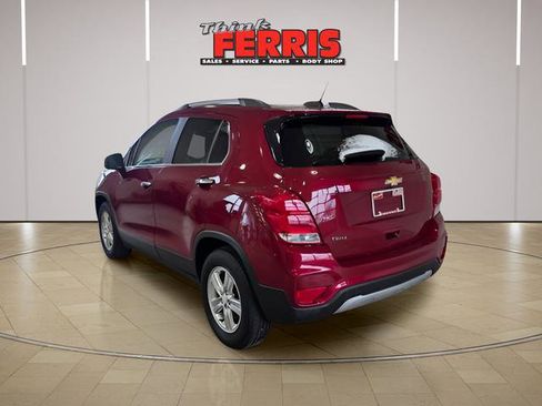 Used 2019 Chevrolet Trax LT w/ LT Convenience Package FWD image 3