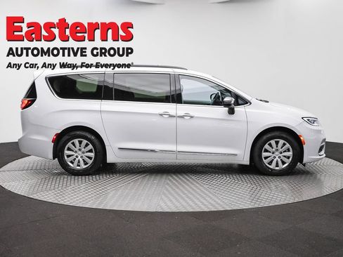 Used 2023 Chrysler Pacifica Limited FWD image 4