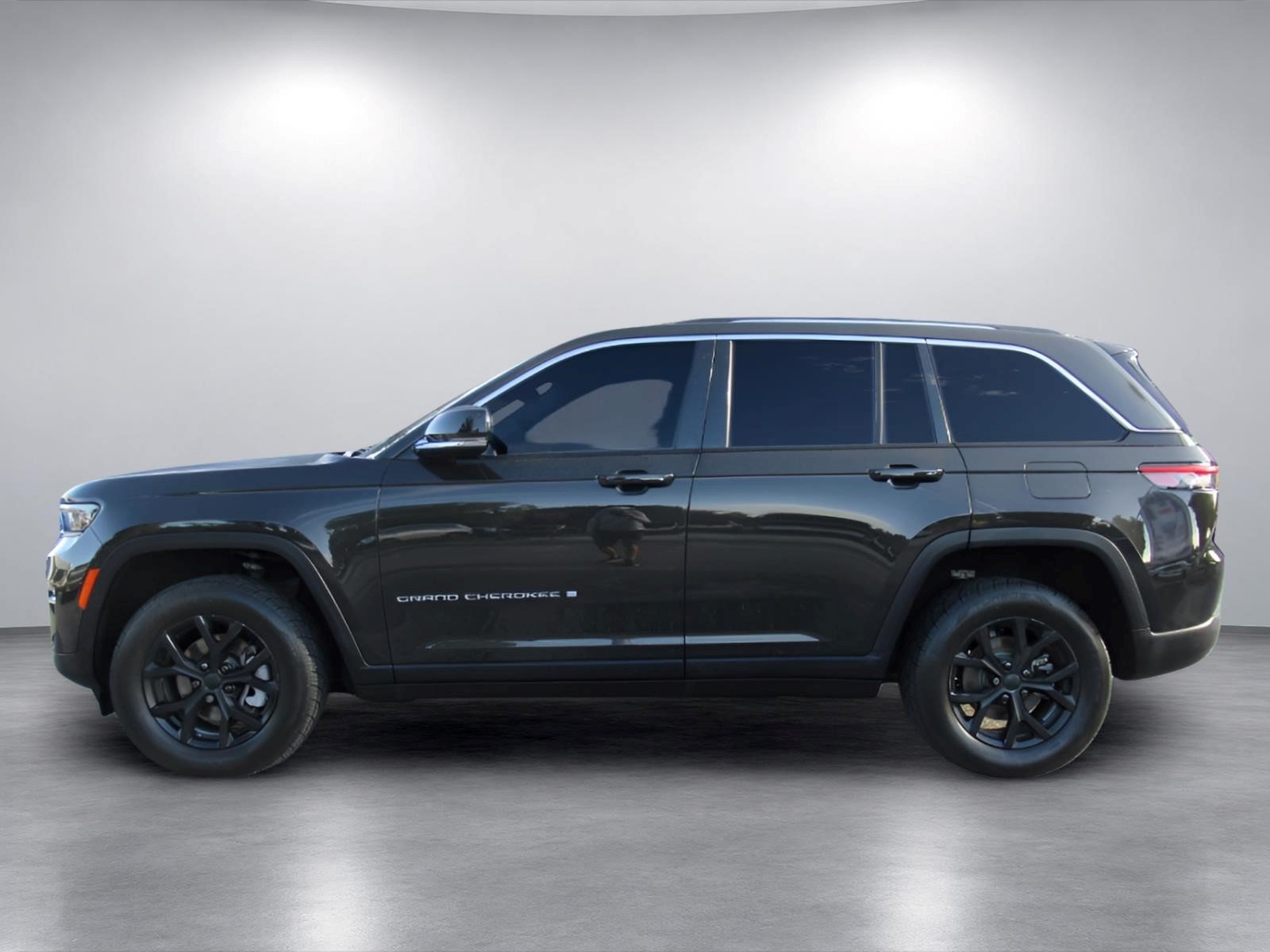 Used 2023 Jeep Grand Cherokee Limited AWD/4WD image 4