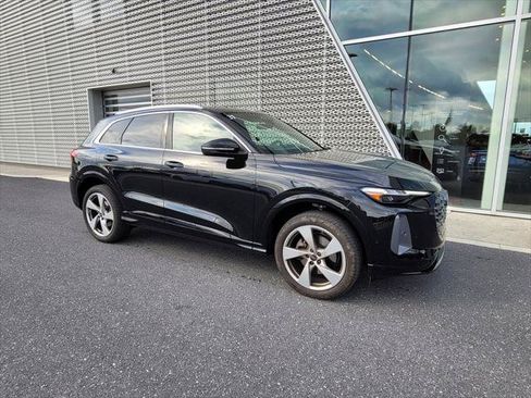 Used 2025 Audi Q5 Premium Plus w/ Premium Plus AWD/4WD image 2