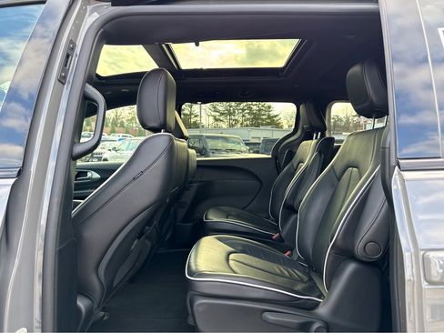 Certified 2023 Chrysler Pacifica Limited w/ S Appearance Package image 11