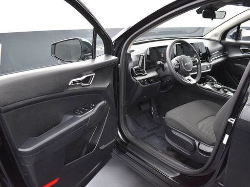 Used 2025 Kia Sportage LX image 9
