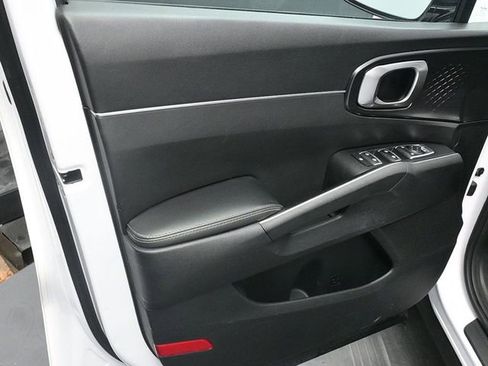 Used 2022 Kia Sorento LX image 19