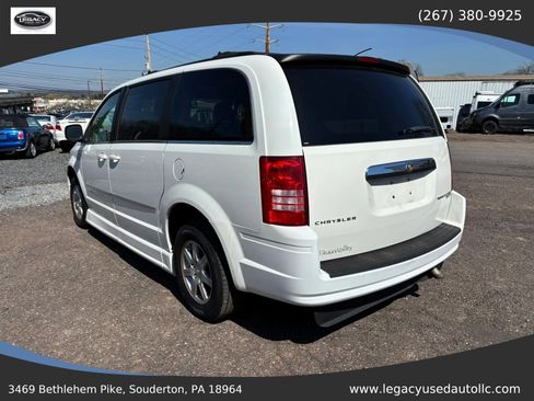 Used 2010 Chrysler Town & Country Touring image 8