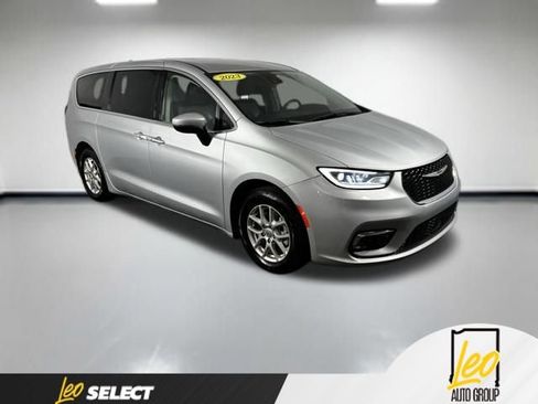 Used 2023 Chrysler Pacifica Touring-L FWD image 4