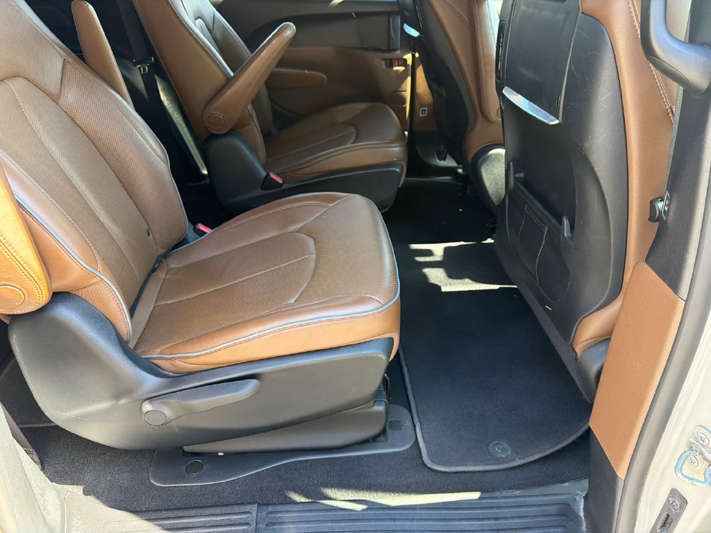 Used 2020 Chrysler Pacifica Limited w/ Advanced Safetytec Group FWD image 18