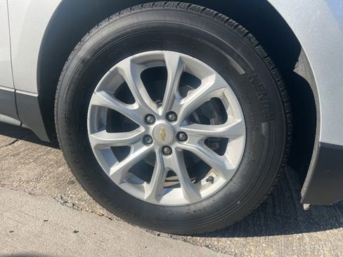 Used 2018 Chevrolet Equinox LT image 2