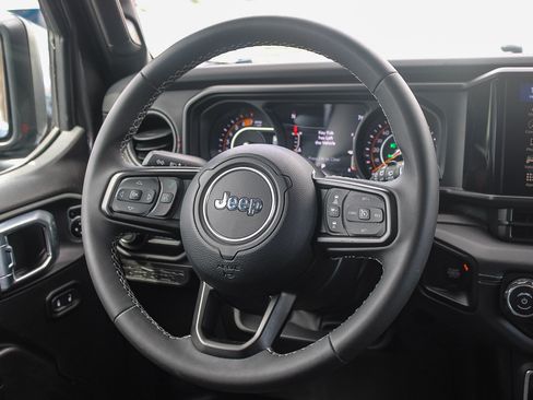 Used 2025 Jeep Wrangler Unlimited Rubicon AWD/4WD image 16
