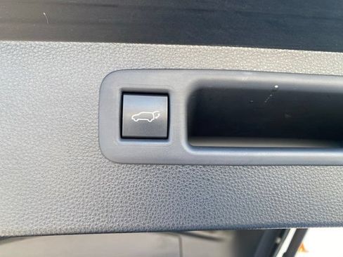 Used 2022 Toyota Highlander LE AWD/4WD image 9