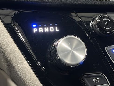 Used 2023 Chrysler Pacifica Limited w/ Uconnect Theater Family Group FWD image 19