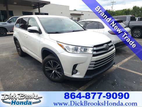 Used 2017 Toyota Highlander LE FWD image 1