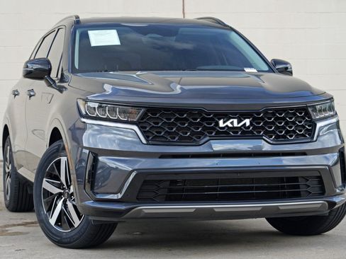 Used 2023 Kia Sorento S FWD image 2