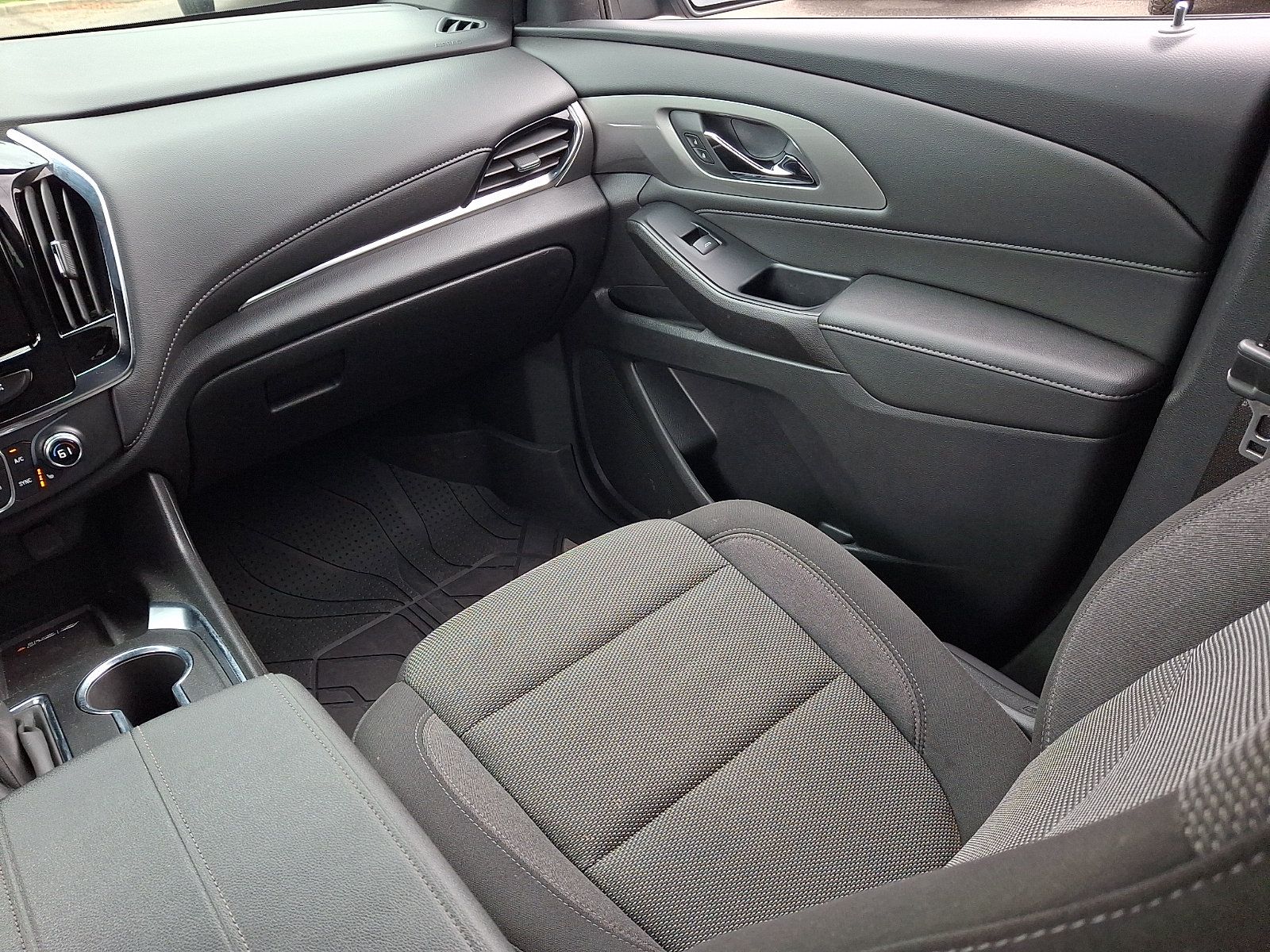 Used 2023 Chevrolet Traverse LT FWD image 16