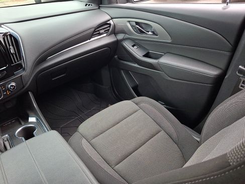 Used 2023 Chevrolet Traverse LT FWD image 16