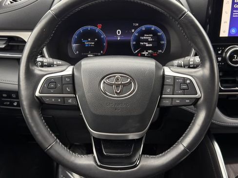 Used 2023 Toyota Highlander Limited AWD/4WD image 12