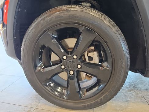 Used 2024 Jeep Grand Cherokee L Laredo AWD/4WD image 19