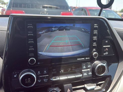 Used 2021 Toyota Highlander XLE AWD/4WD image 5
